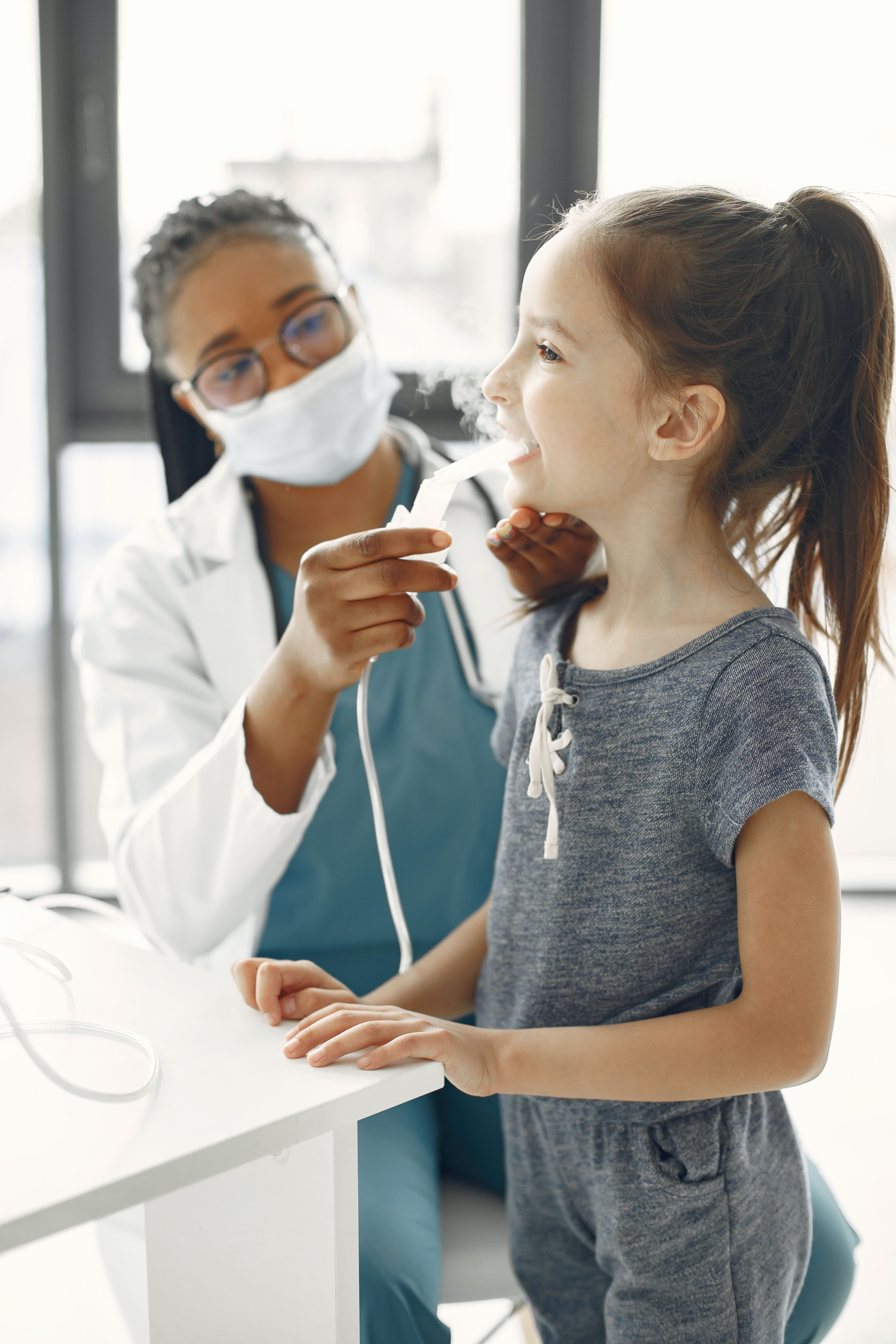 Детская астма: причины, симптомы и лечение